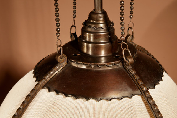 Elegante Pendelleuchte aus Kupfer und Messing im Jugendstil/Art Deco der Amsterdamer Schule, um 1900-20.