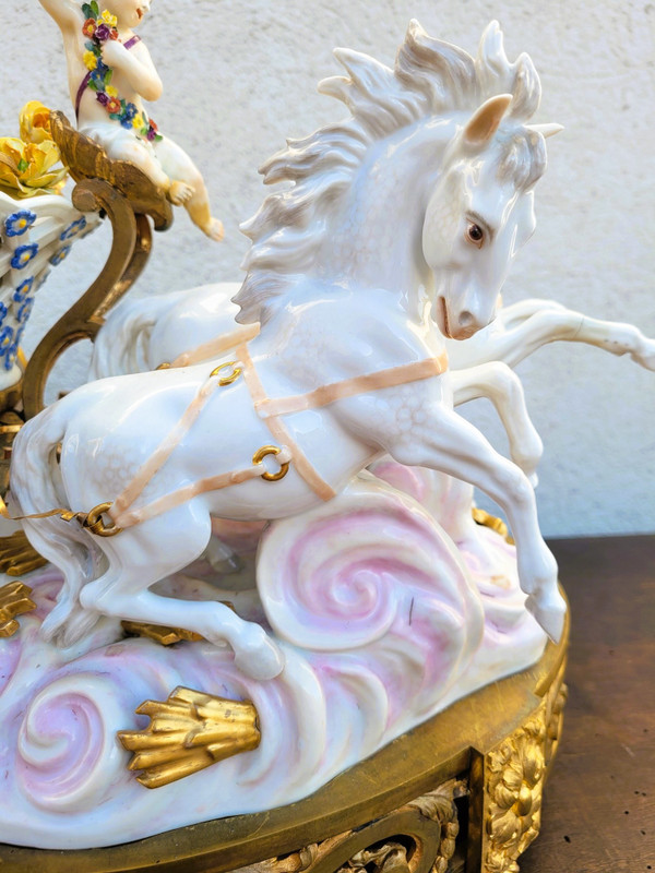 Dans le gout de Meissen, Putto Conduisant Un Char De Fleurs, XIXème Siècle