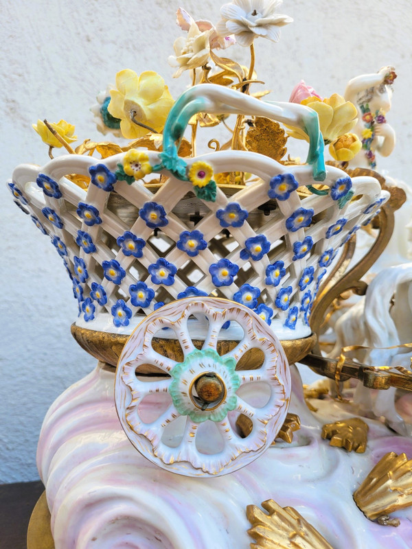 Dans le gout de Meissen, Putto Conduisant Un Char De Fleurs, XIXème Siècle