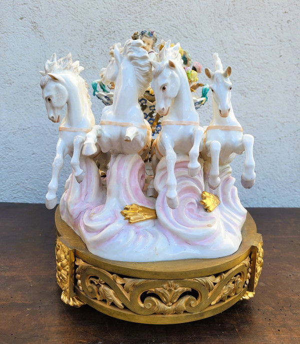 Dans le gout de Meissen, Putto Conduisant Un Char De Fleurs, XIXème Siècle