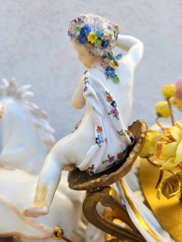 Dans le gout de Meissen, Putto Conduisant Un Char De Fleurs, XIXème Siècle