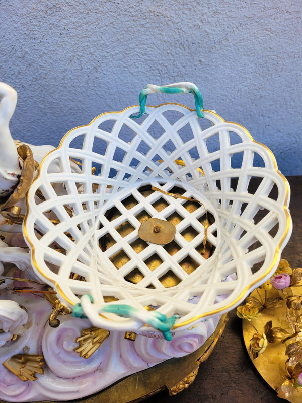 Dans le gout de Meissen, Putto Conduisant Un Char De Fleurs, XIXème Siècle
