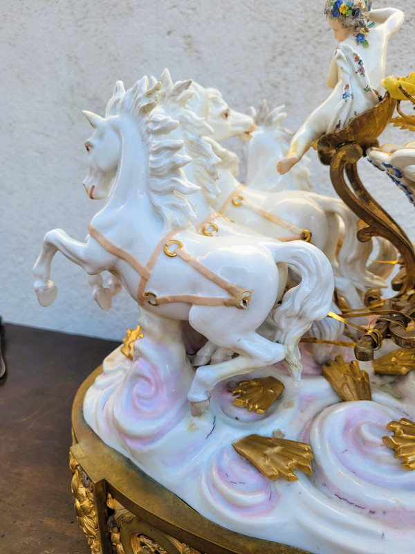Dans le gout de Meissen, Putto Conduisant Un Char De Fleurs, XIXème Siècle