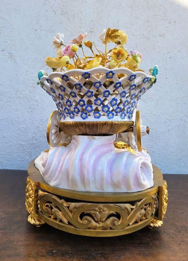 Dans le gout de Meissen, Putto Conduisant Un Char De Fleurs, XIXème Siècle