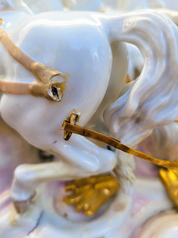 Dans le gout de Meissen, Putto Conduisant Un Char De Fleurs, XIXème Siècle