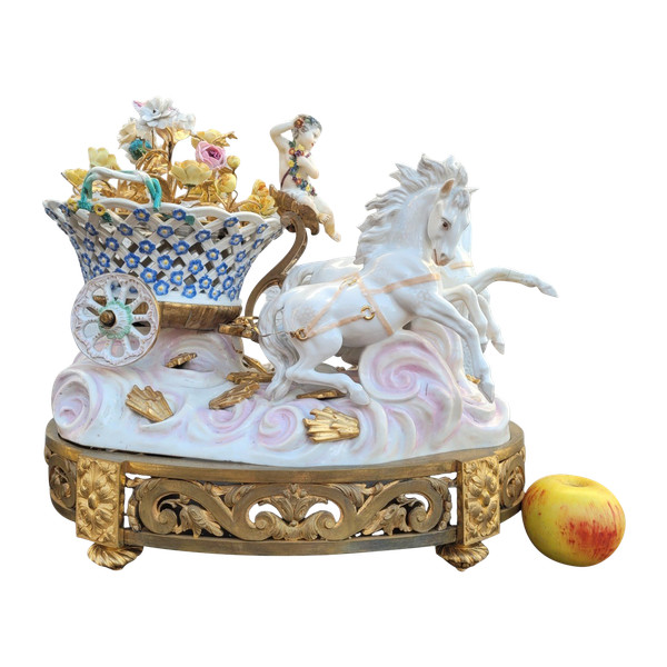 Dans le gout de Meissen, Putto Conduisant Un Char De Fleurs, XIXème Siècle