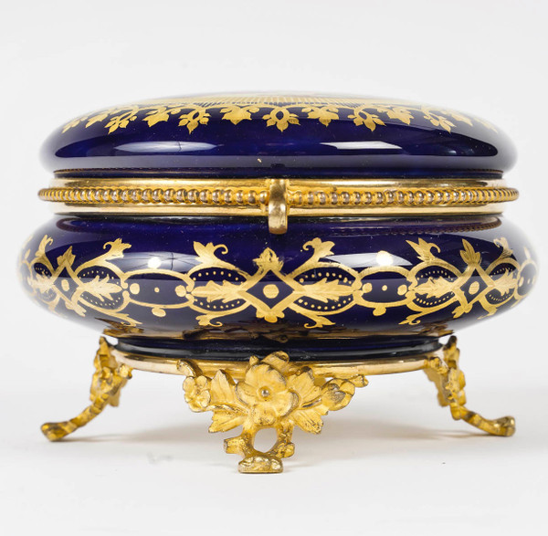 Bellissima scatola di caramelle in porcellana di Sèvres, fine del XIX secolo