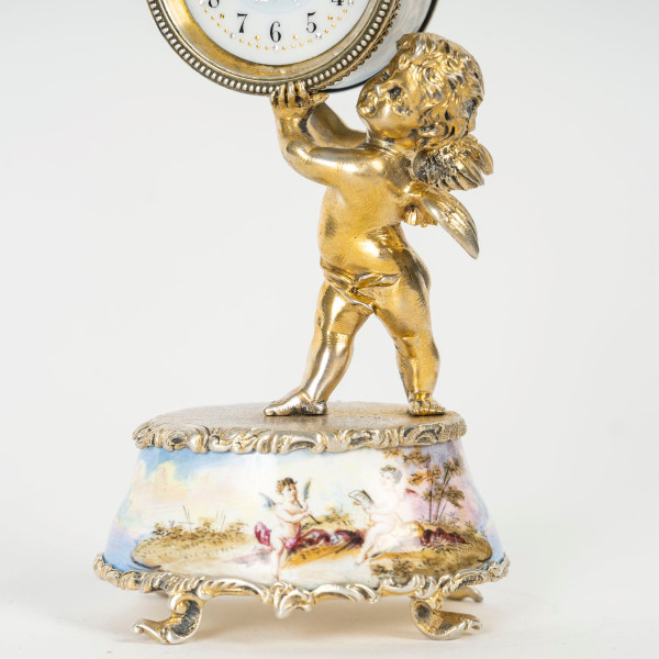Un bellissimo orologio in miniatura in argento massiccio