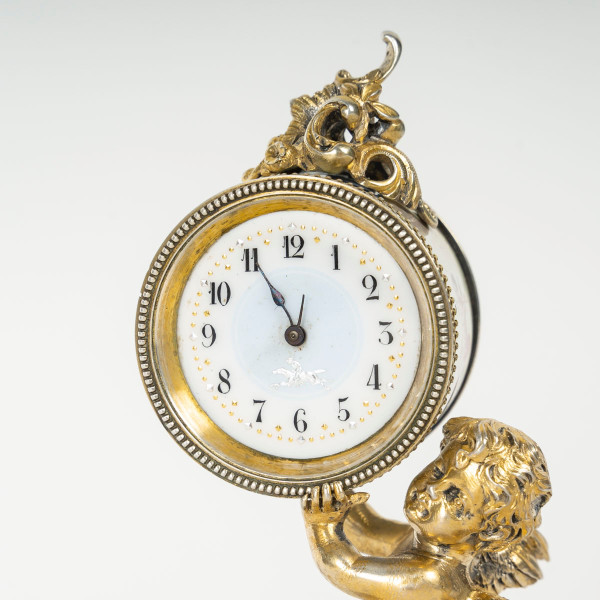 Un bellissimo orologio in miniatura in argento massiccio