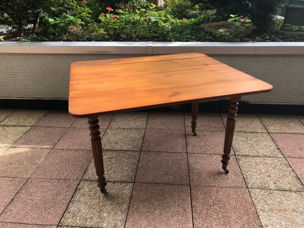 Table de salle à manger en merisier massif d'époque 19 ème 