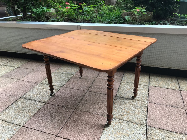 Table de salle à manger en merisier massif d'époque 19 ème 
