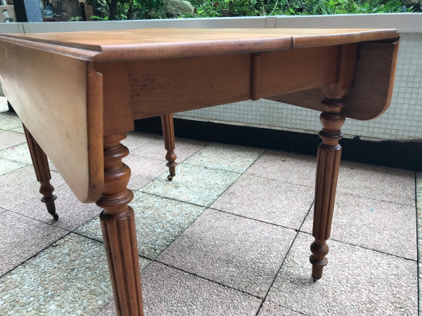 Table de salle à manger en merisier massif d'époque 19 ème 