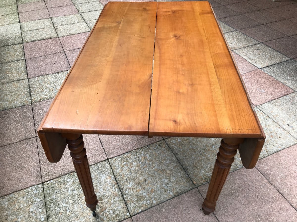 Table de salle à manger en merisier massif d'époque 19 ème 