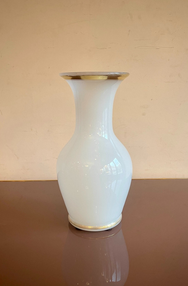Weiße Opalvase, 19. Jahrhundert 