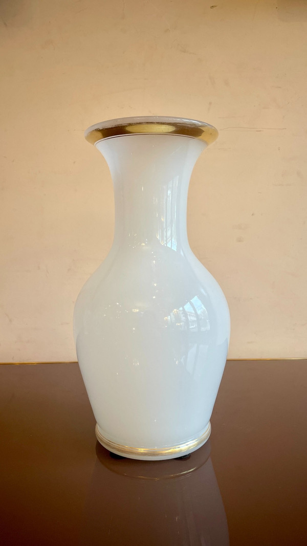 Weiße Opalvase, 19. Jahrhundert 