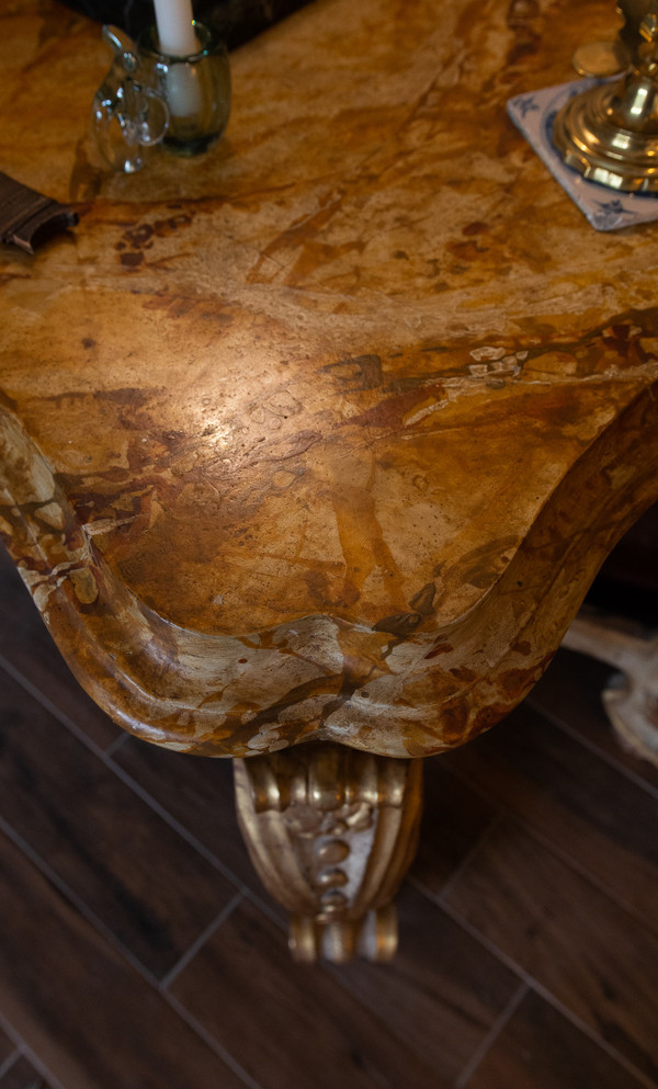 Italie XVIIIème siècle Importante console laquée et dorée plateau à l’imitation du marbre de Sienne