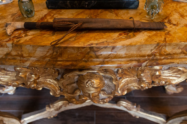 Italie XVIIIème siècle Importante console laquée et dorée plateau à l’imitation du marbre de Sienne