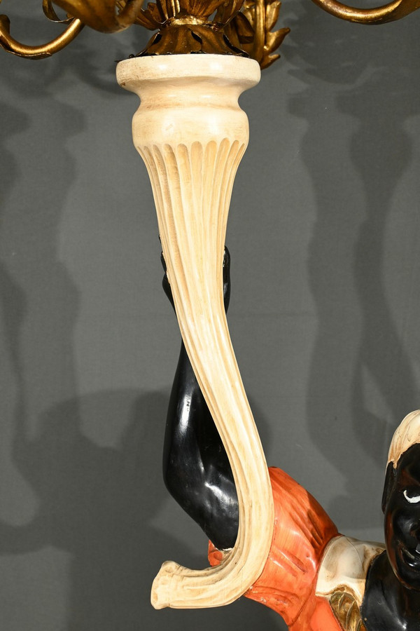 Portatorchiere nubiano in legno dipinto – metà del XX secolo