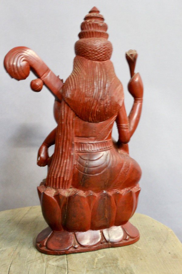 Scultura in legno di ferro della dea Saraswati