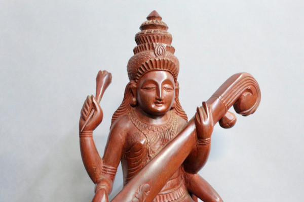 Scultura in legno di ferro della dea Saraswati