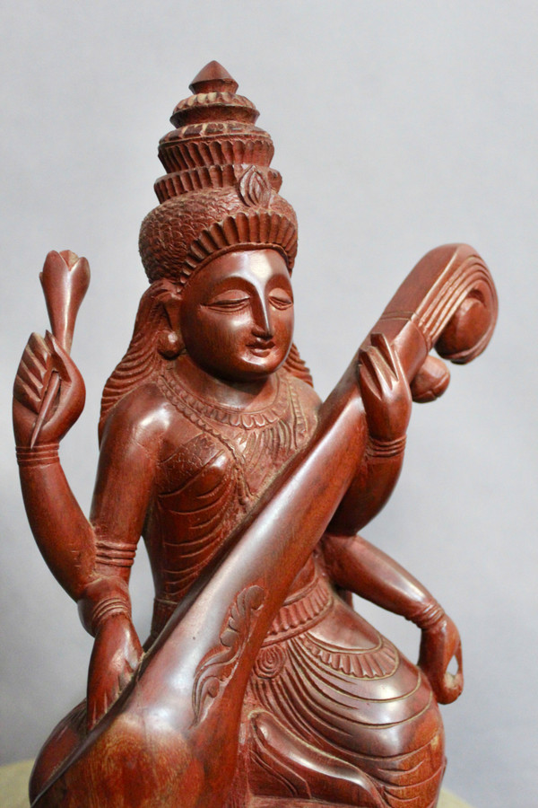 Scultura in legno di ferro della dea Saraswati