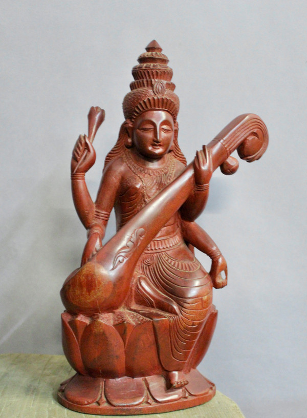 Scultura in legno di ferro della dea Saraswati