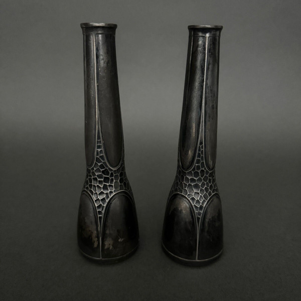 Paire de vases Art Nouveau en métal argenté dinanderie 1900 par Orivit