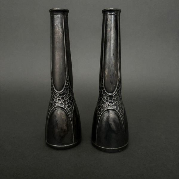 Paire de vases Art Nouveau en métal argenté dinanderie 1900 par Orivit