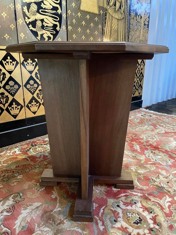 Art Deco period pedestal table in solid mahogany.