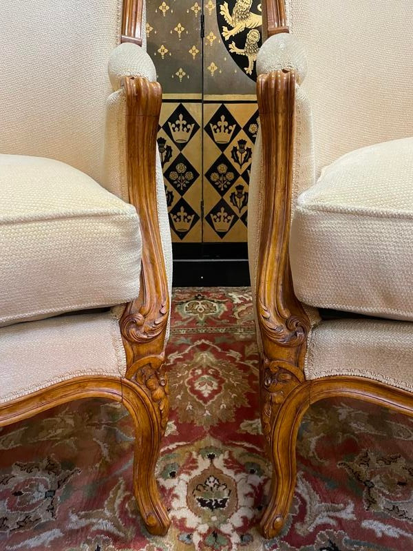 Paire de fauteuils bergères gondoles de style Louis XV
