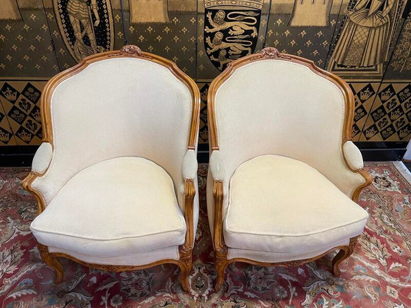 Paire de fauteuils bergères gondoles de style Louis XV