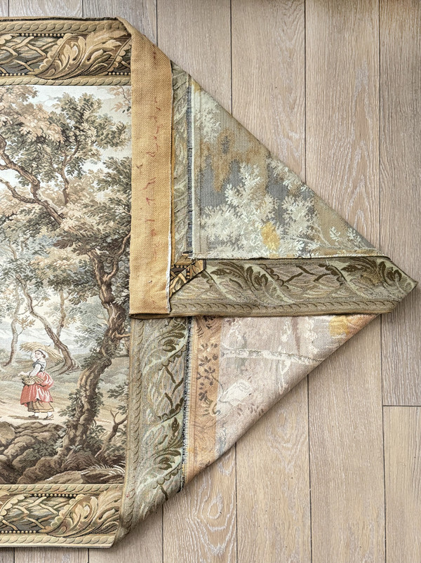 Tapisserie mécanique représentant paysage animé autour d'une village