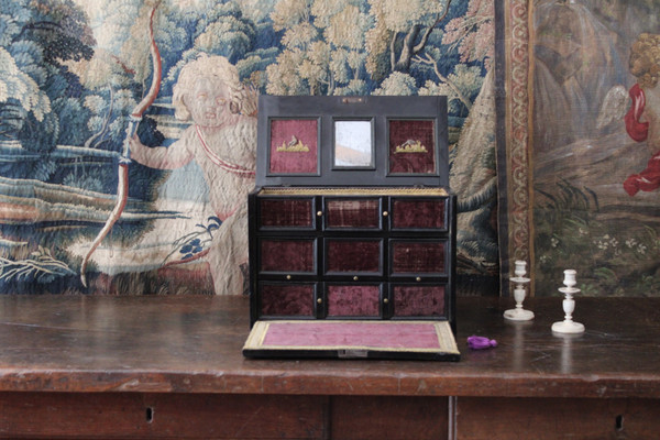 Mobile in legno annerito, XVII secolo.