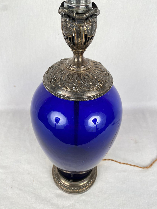 Risler e Carré. Lampada grande in vetro blu e montatura argento, marchio Minerva