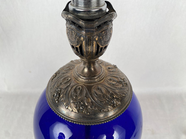 Risler e Carré. Lampada grande in vetro blu e montatura argento, marchio Minerva