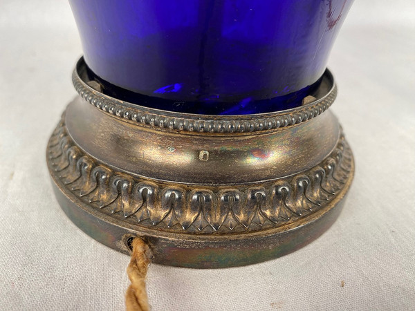Risler e Carré. Lampada grande in vetro blu e montatura argento, marchio Minerva