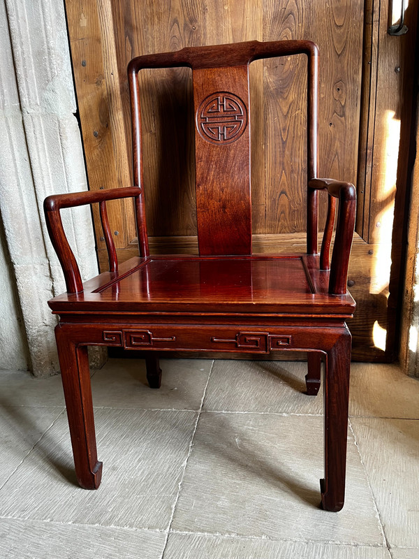 Fauteuil chinois fin XIXème début XXème siècle, en hua-li (bois de fer), sculpté. En parfait état.