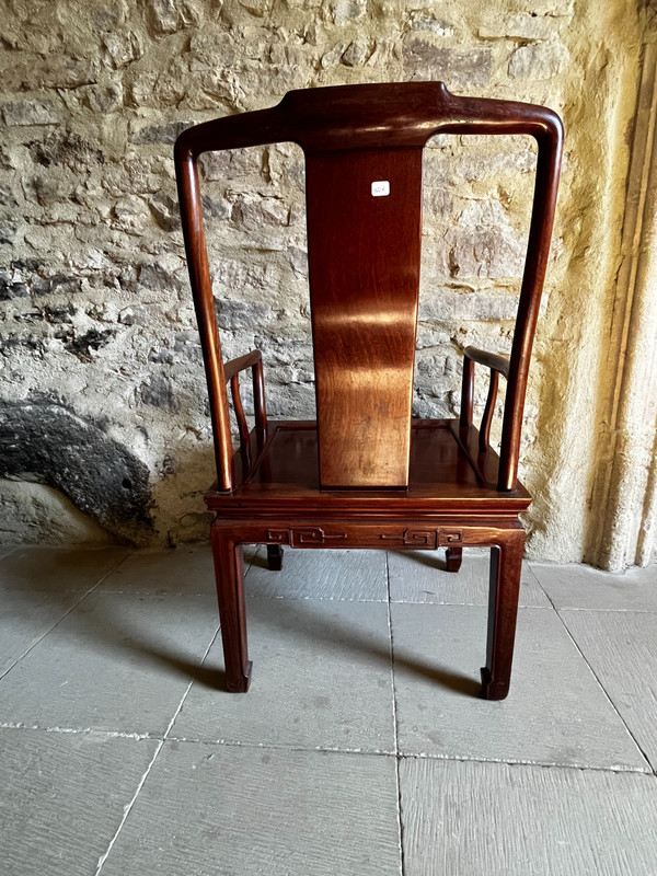 Fauteuil chinois fin XIXème début XXème siècle, en hua-li (bois de fer), sculpté. En parfait état.