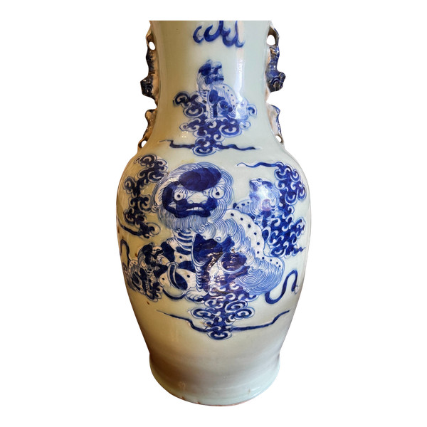 Chinesische Vase aus dem 19. Jahrhundert, blau auf Seladon-Hintergrund, in perfektem Zustand.