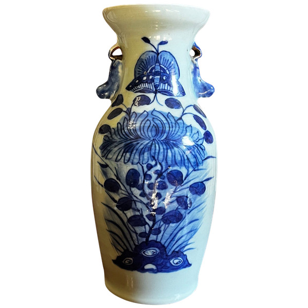 Kleine Porzellanvase aus dem 19. Jahrhundert, China. Perfekter Zustand. 