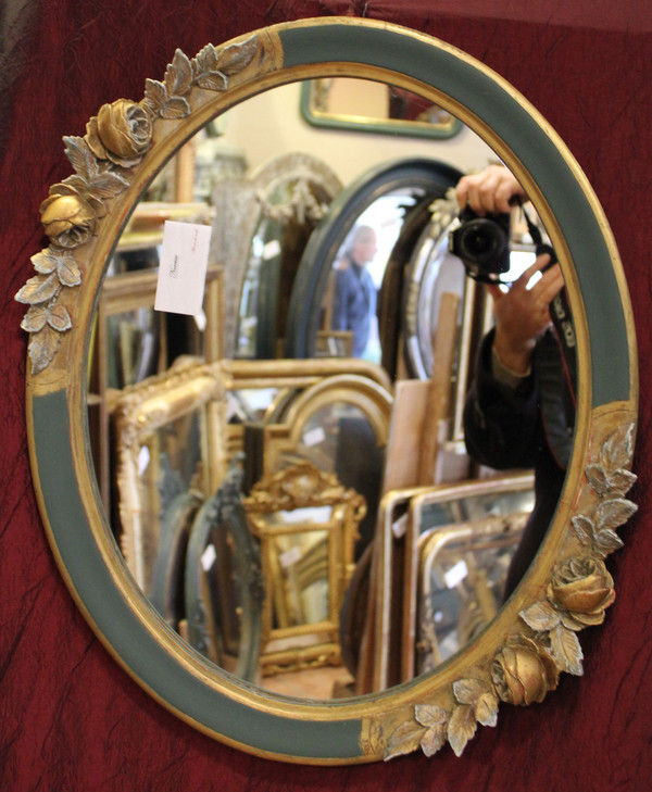 47 X 57 Cm, Paire De Miroirs Ovales Anciens, Patiné Vert Et Dorure, Décor De Roses