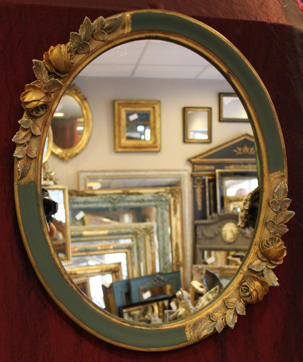 47 X 57 Cm, Paire De Miroirs Ovales Anciens, Patiné Vert Et Dorure, Décor De Roses