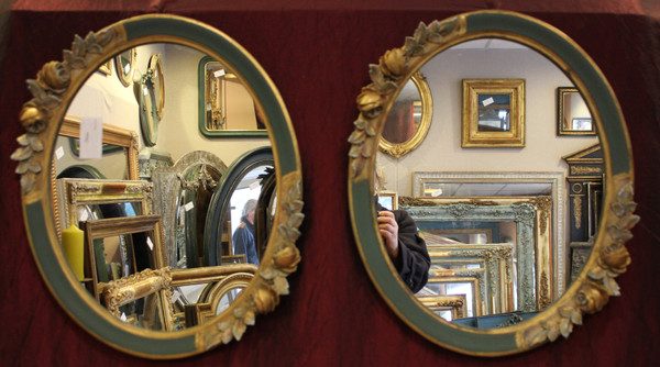 47 X 57 Cm, Paire De Miroirs Ovales Anciens, Patiné Vert Et Dorure, Décor De Roses