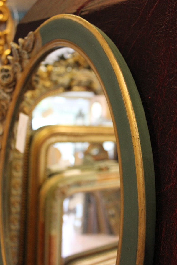 47 X 57 Cm, Paire De Miroirs Ovales Anciens, Patiné Vert Et Dorure, Décor De Roses