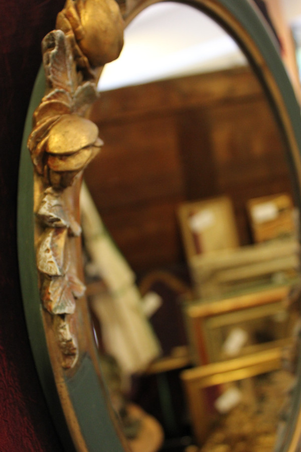 47 X 57 Cm, Paire De Miroirs Ovales Anciens, Patiné Vert Et Dorure, Décor De Roses
