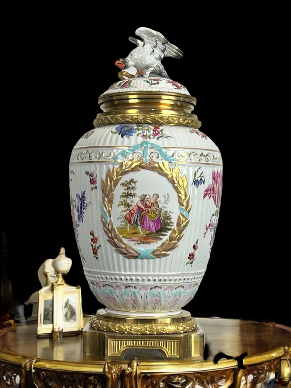 VASE COUVERT EN PORCELAINE ÉMAILLÉE A DÉCOR DE SCÈNE ROMANTIQUE /MONTURE BRONZE