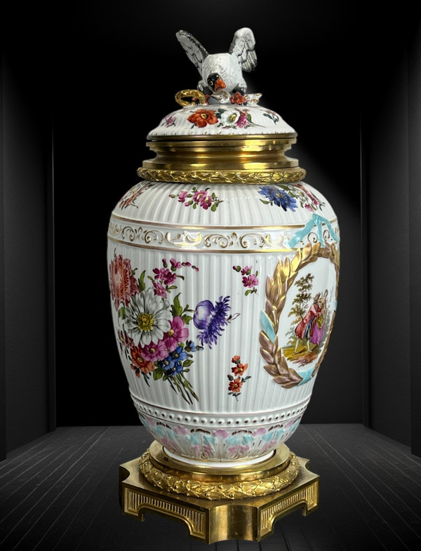 VASE COUVERT EN PORCELAINE ÉMAILLÉE A DÉCOR DE SCÈNE ROMANTIQUE /MONTURE BRONZE