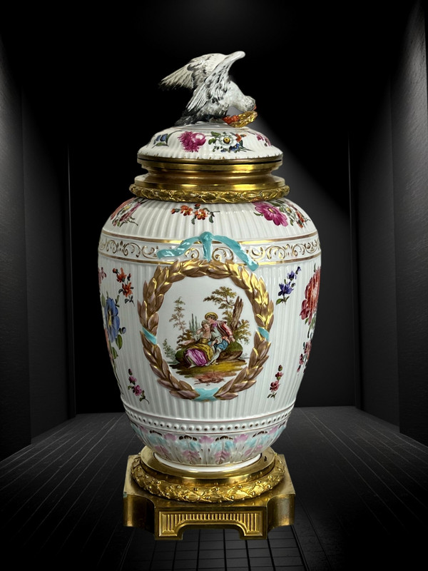 VASE COUVERT EN PORCELAINE ÉMAILLÉE A DÉCOR DE SCÈNE ROMANTIQUE /MONTURE BRONZE