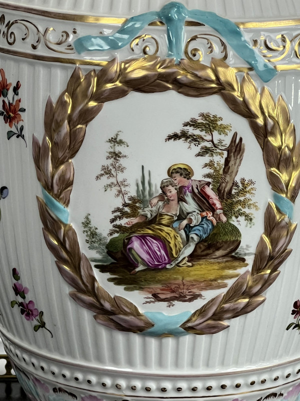VASE COUVERT EN PORCELAINE ÉMAILLÉE A DÉCOR DE SCÈNE ROMANTIQUE /MONTURE BRONZE