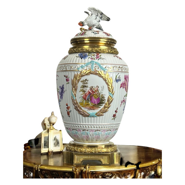 VASE COUVERT EN PORCELAINE ÉMAILLÉE A DÉCOR DE SCÈNE ROMANTIQUE /MONTURE BRONZE
